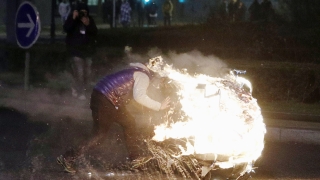 Протестиращи атакуваха полицейски участък в Париж