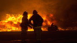 Голям пожар изпепели град в Калифорния