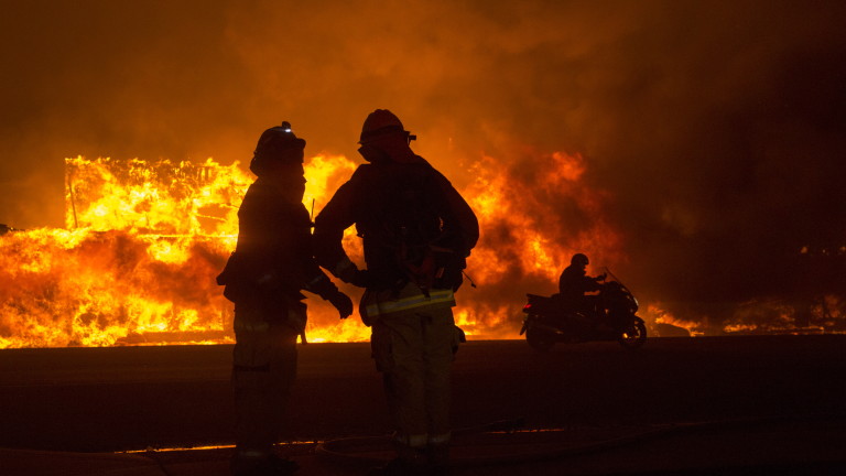 Горски пожар изпепели голяма част от град в Северна Калифорния,