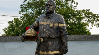 В деня на огребореца срещу сградата на пожарната в Нови