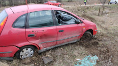 Автомобил излетя от пътя край Благоевград и изкорени дърво