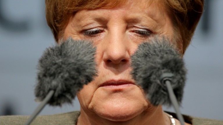 Германският канцлер Ангела Меркел разкритикува намерението на бившия канцлер на
