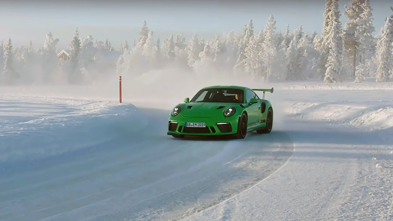 Супермощно Porsche 911 направи дрифт зад Полярния кръг (ВИДЕО)