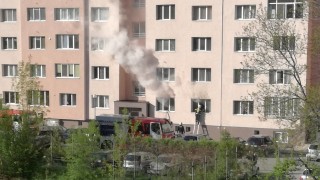 Горя пожар в жилищен блок в Перник