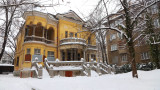 Къщата с ягодите - емблематичната сграда в София в коледно настроение