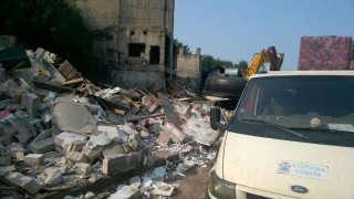 Започна събарянето на незаконни постройки в столичния квартал Захарна фабрика