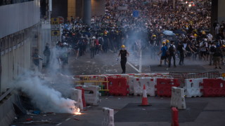 Полицията в Хонконг отново използва сълзотворен газ и водни оръдия
