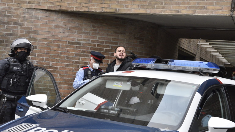 Испанската полиция арестува рапър, който се барикадира в университет, след