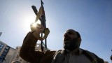 Хусите заплашиха с удари по американски и британски бойни кораби