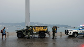 Ураганът Отис достигна четвърта степен и връхлетя мексиканския плажен курорт