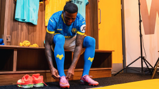 Уулвърхемптън обяви като ново попълнение десния защитник Джаксън Чачуа Той пристига