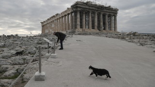 Гърция съкращава карантина и отваря църкви за Коледа