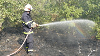 Втори ден продължава борбата с пожара в Казанлъшко