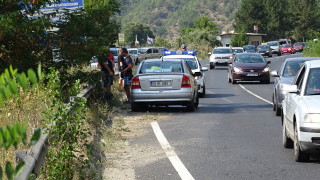 Вчерашната катастрофа между тир и автобус на АМ Хемус оставя