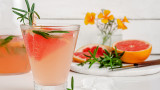  Grapefruit-Rosemary Mocktail Spritz - безалкохолен грейпфрутов пулверизатор, който комбинира непредвидени съставки 