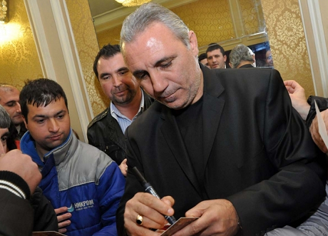 Ицо се изправя срещу Михайлов