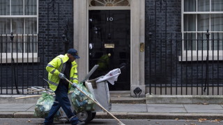 Петима евроскептични министри от британския кабинет притискат премиера Тереза Мей да