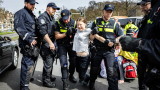 Задържаха Грета Тунберг в Хага