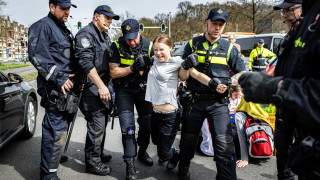 Климатичната активистка Грета Тунберг беше задържана от полицията по време
