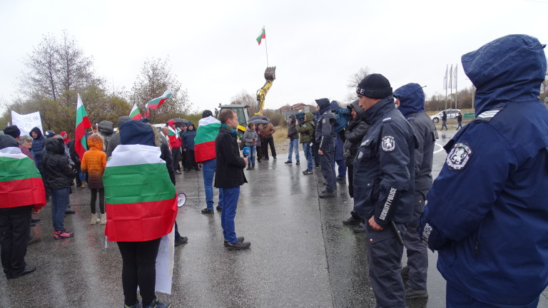 Протестиращи от Сопот затвориха Подбалканския път