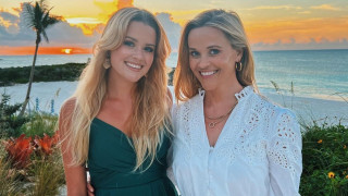 През юли Рийз Уидърспун публикува снимка с дъщеря си Ейва Филип