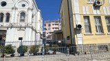 Антисемитски графит върху фасадата на бившето еврейско училище в Бургас