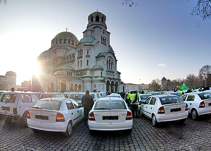 Светият Синод с offroad джип, дарен от МВР
