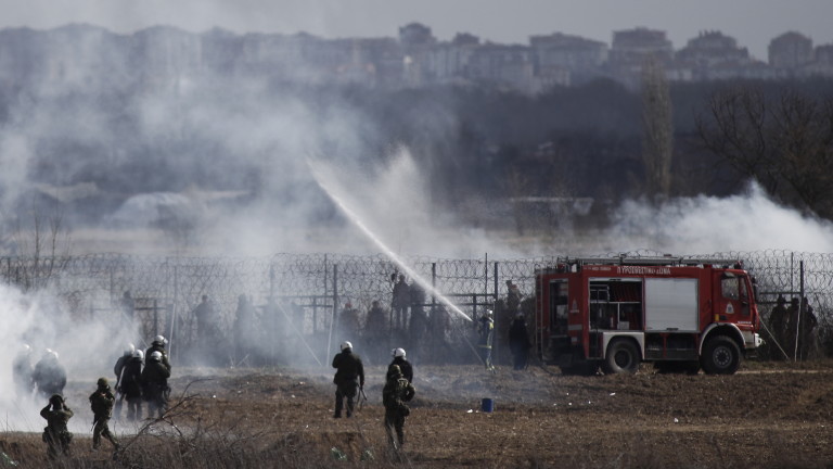 Граничарите в Гърция с ново "оръжие" срещу сълзотворния газ от Турция - вентилатори