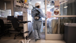 Бързо предаваемият вариант Омикрон може да причини средно по малко тежко