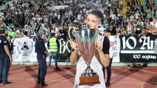 Феновете на Славия пожелаха успех на Янис Карабельов Футболистът преминава