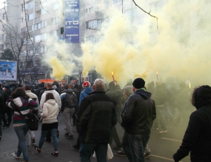 Екшън в Пловдив - над 1000 футболни фенове хвърлят бомби и блокират улици