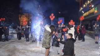 Хиляди българи посрещнаха по площадите Новата 2017 година