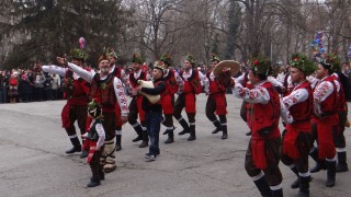 На Коледа по ямболски със завладяващия танц на неповторимите ямболски коледари