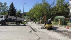 С 60 т. асфалтобетон кърпят дупките по улиците на Мездра