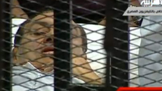 Вкарват Мубарак на легло в съдебна зала