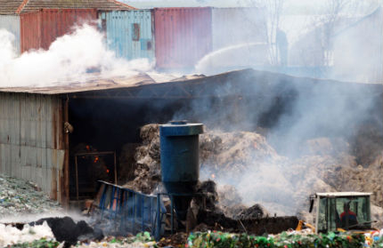 Голям пожар в склад за вторични суровини във Варна
