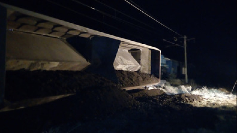 200 метра разрушена жп линия спря влаковете за Сърбия
