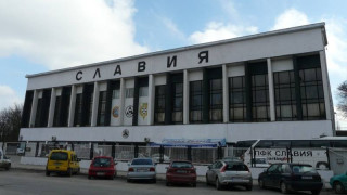 Двама от основните играчи на Славия Янис Гермуш и