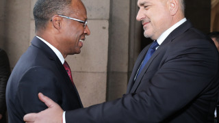 Помагаме на африканците да си останат в Африка