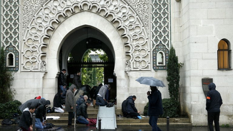 Франция затвори 3 джамии 