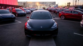 Tesla започва денонощно производство на Model 3