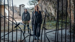 В шести епизод на Мамник един от героите за първи