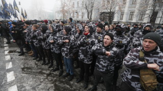 Крайнодесни протестиращи горят руския флаг и замерят руското консулство в