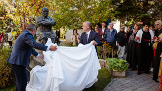 В двора на столичната болница Пирогов бе открит паметник на