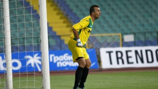Вратарят на Славия Георги Петков трудно сдържаше сълзите си на