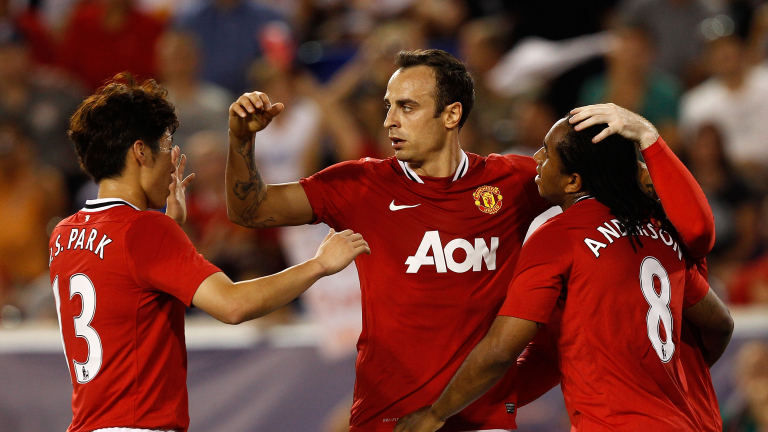 Димитър Бербатов вкара за Манчестър Юнайтед срещу Ливърпул в мач на ветерани