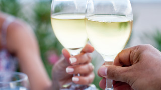 Да пием топло бяло вино или розе е престъпление особено