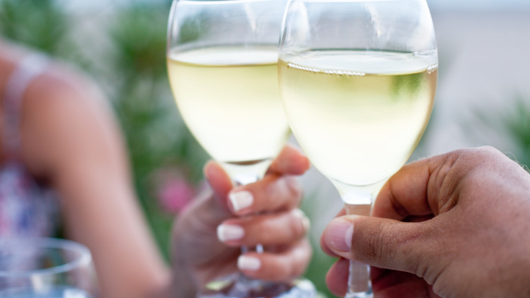 Да пием топло бяло вино или розе е престъпление, особено