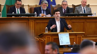 С час закъснение започнаха работата програмата си за днес депутатите