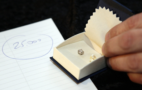 Обиците на Марадона бяха продадени за 25 хиляди евро